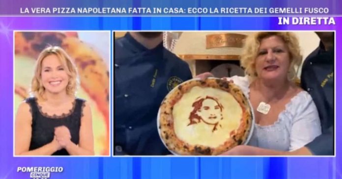 Pomeriggio 5: la pizza con il volto di Barbara d’Urso | Video Mediaset pizza volto Barbara d'Urso