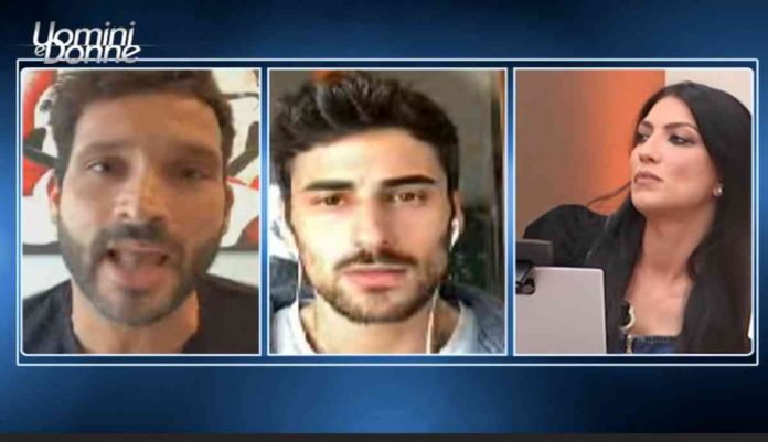 Uomini e donne oggi, Alessandro sbotta contro Giovanna: «Mi girano i co***oni» | Video Witty tv Sammy, Alessandro e Giovanna a Uomini e donne