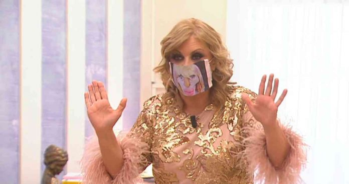 Uomini e donne, Tina e la sua mascherina – mummia all’attacco contro Gemma: «Ma ti vuoi svegliare?» | Video Witty tv Tina con la mascherina a Uomini e donne