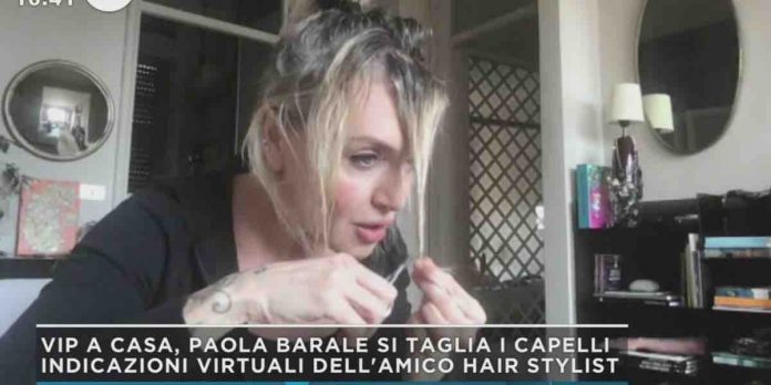 Coronavirus, Paola Barale si taglia i capelli in casa | Video Mediaset Mattino Cinque Paola Barale capelli Coronavirus