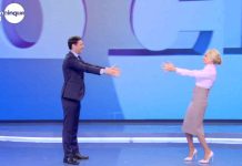 Mattino 5, Federica Panicucci torna in studio e abbraccia Francesco Vecchi a distanza | Video Mediaset Abbraccio a distanza tra Vecchi e Panicucci a Mattino 5