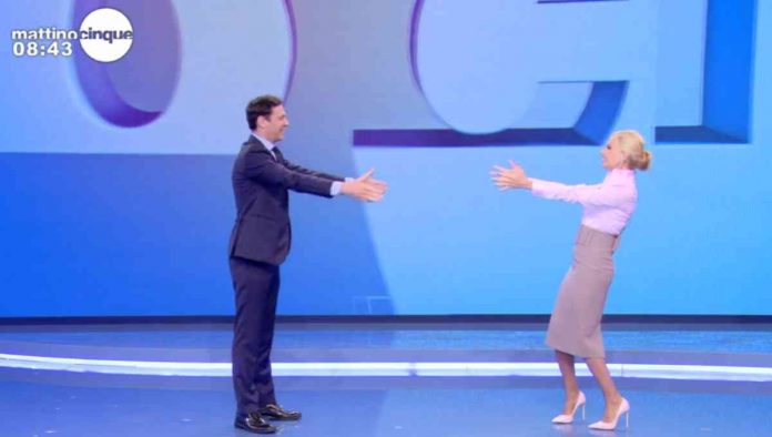 Mattino 5, Federica Panicucci torna in studio e abbraccia Francesco Vecchi a distanza | Video Mediaset Abbraccio a distanza tra Vecchi e Panicucci a Mattino 5