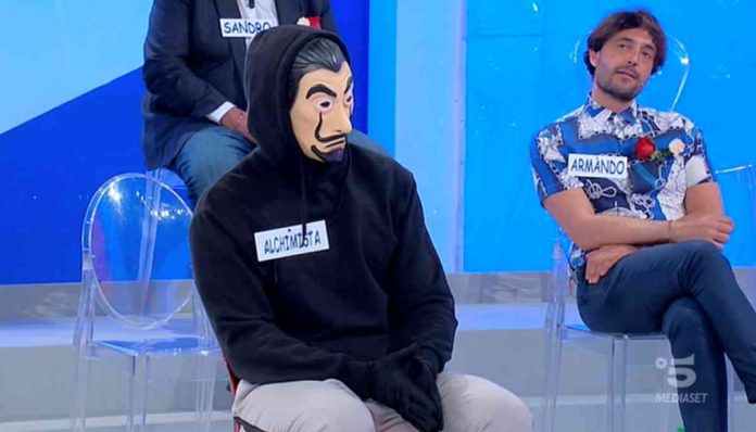 Uomini e donne oggi, Giovanna e Alchimista: benda in esterna e sorpresa in studio | Video Witty tv Corteggiatore con la maschera a Uomini e donne