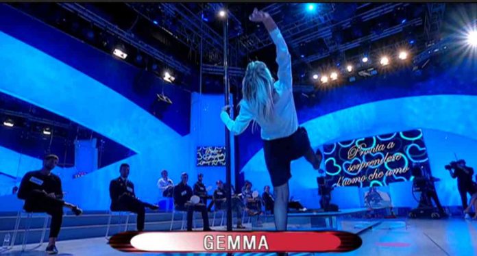 Uomini e donne oggi, Gemma balla la lap dance e Tina è disgustata: dure critiche per Sirius | Video Witty tv Gemma balla lap dance a Uomini e donne