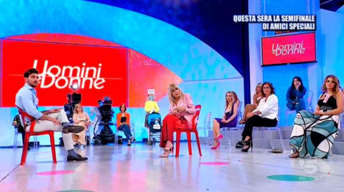 Uomini e donne oggi, Gemma e Nicola in casa da soli: si sono baciati? | Video Witty Tv Gemma e Nicola discutono a Uomini e donne