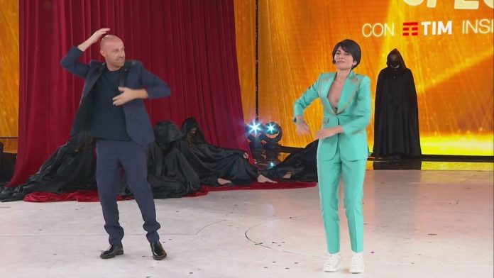 La cantante Giordana e il prof. Rudy Zerbi si sfidano a colpi di Macarena ad Amici Speciali 2020 | Video Witty TV Giordana e Rudy