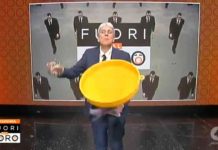 Fuori dal Coro, Mario Giordano alza la voce col ministro Azzolina: “L’imbuto non si può riempire!” | Video Mediaset Mario Giordano con un imbuto a Fuori dal Coro
