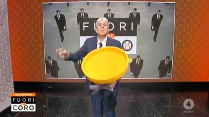 Fuori dal Coro, Mario Giordano alza la voce col ministro Azzolina: “L’imbuto non si può riempire!” | Video Mediaset Mario Giordano con un imbuto a Fuori dal Coro