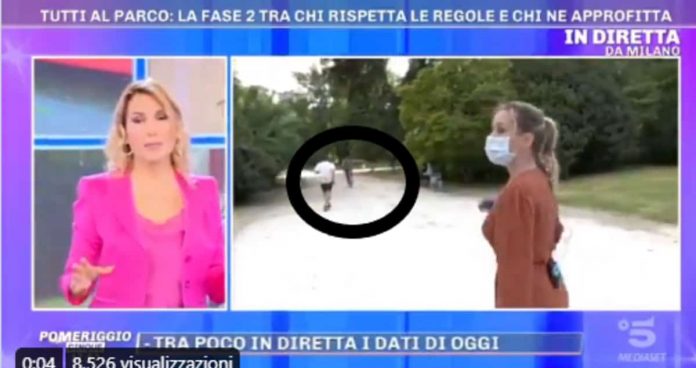 Pomeriggio 5: uomo si cala i pantaloni in diretta tv | Video Mediaset Pomeriggio 5