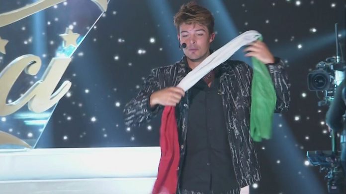 Stash ad Amici Speciali 2020 Finale: il lieto annuncio | Video Witty Tv Stash 4 finalista