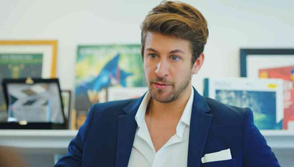 L'attore Birand Tunca è Emre Divit nella serie tv Daydreamer - Le ali del sogno
