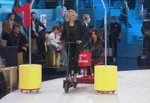 Amici Speciali 2020 Finale: la gara dei monopattini. Alta velocità in studio! | Video Witty Tv De Filippi sul monopattino