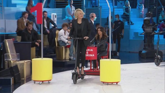 Amici Speciali 2020 Finale: la gara dei monopattini. Alta velocità in studio! | Video Witty Tv De Filippi sul monopattino