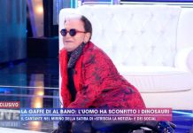 La caduta di Cristiano Malgioglio in diretta a Live – Non è la D’Urso | Video Mediaset Malgioglio cade in diretta tv