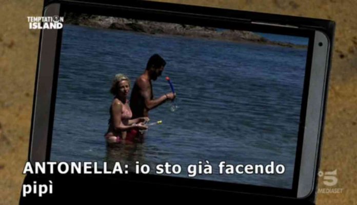 Temptation Island 2020, Antonella Elia fa pipì in acqua e confessa il segreto sull’ex fidanzato | Video Witty Tv Antonella Elia fa pipì in acqua a Temptation Island 2020