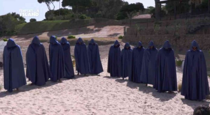 Temptation Island 2020, l’arrivo di tentatori e tentatrici e le prime reazioni dei partecipanti | Video Witty Tv Foto dei tentatori di Temptation Island 2020 a volto coperto