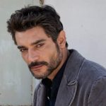 “Giovannino Guareschi – Non muoio neanche se mi ammazzano”, intervista a Giuseppe Zeno: “Guareschi ci insegna ad essere liberi. I miei ruoli d’impegno sociale? Un caso, ma l’attore si fa portavoce di un messaggio” Giuseppe Zeno - attore