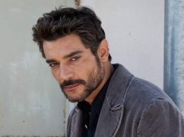 “Giovannino Guareschi – Non muoio neanche se mi ammazzano”, intervista a Giuseppe Zeno: “Guareschi ci insegna ad essere liberi. I miei ruoli d’impegno sociale? Un caso, ma l’attore si fa portavoce di un messaggio” Giuseppe Zeno - attore