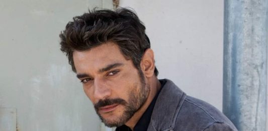 “Giovannino Guareschi – Non muoio neanche se mi ammazzano”, intervista a Giuseppe Zeno: “Guareschi ci insegna ad essere liberi. I miei ruoli d’impegno sociale? Un caso, ma l’attore si fa portavoce di un messaggio” Giuseppe Zeno - attore