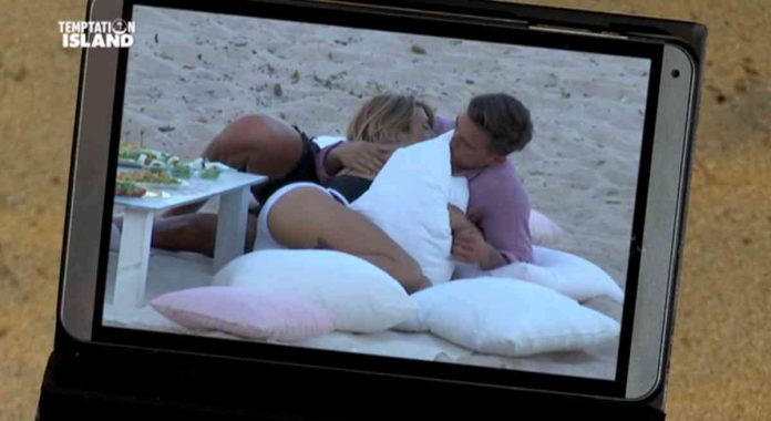 Temptation Island 2020, Valeria e Alessandro vicinissimi al bacio. E Ciavy accusa il colpo | Video Witty Tv Valeria Liberati e Alessandro Basciano vicini a Temptation Island 2020