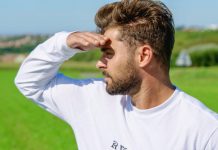 Zac Efron con i piedi per Terra, la serie Netflix con l’ex star di High School Musical Zac Efron con i piedi per Terra