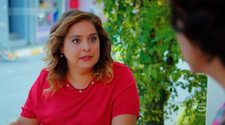 L'attrice Feri Baycu Guler è Melahat, la vicina di casa che spia tutti