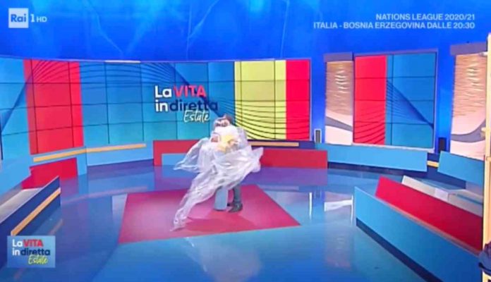 La Vita in Diretta Estate, l’abbraccio anti-Covid tra Andrea Delogu e Marcello Masi chiude l’edizione 2020 | Video L'abbraccio tra Andrea Delogu e Marcello Masi a La vita in diretta Estate 2020