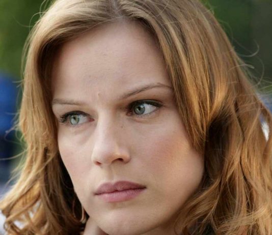 Intervista esclusiva ad Antonia Liskova: “Niente minigonne a scuola? Bisognerebbe educare i ragazzi a tenere a bada il loro istinto” L'attrice Antonia Liskova