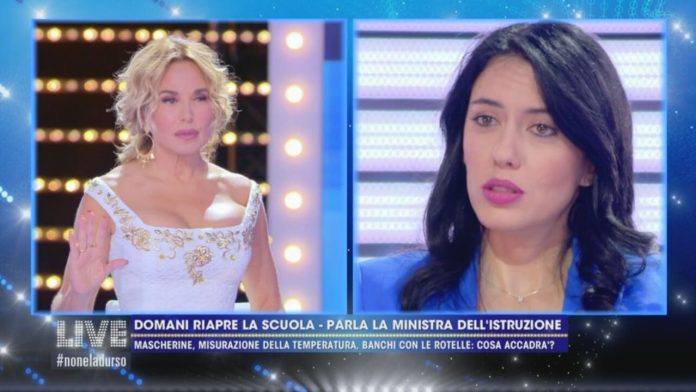 Domani riapre la scuola: la Ministra Azzolina a Live non è la D’urso. Mascherine, misurazione della temperatura: cosa accadrà ? | Video Mediaset la Ministra Azzolina a Live non è la D'Urso