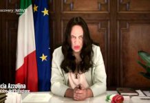 Crozza – Azzolina tira in ballo Lady Gaga: «Fa meglio se la metti al posto mio?» | Video Maurizio Crozza imita il Ministro Lucia Azzolina