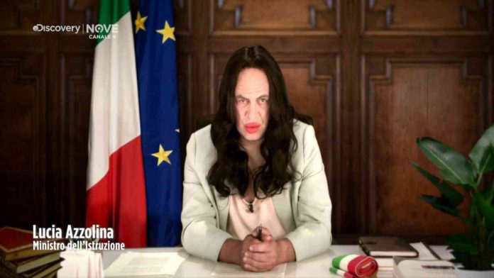 Crozza – Azzolina tira in ballo Lady Gaga: «Fa meglio se la metti al posto mio?» | Video Maurizio Crozza imita il Ministro Lucia Azzolina