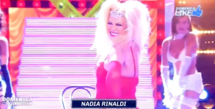 Domenica Live, Nadia Rinaldi diventa Christina Aguilera in Lady Marmalade | Video Mediaset Domenica Live