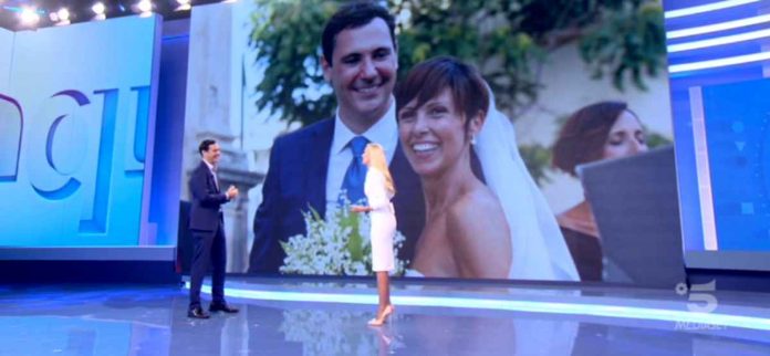 Federica Panicucci torna a Mattino 5 e annuncia che Francesco Vecchi si è sposato | Video Mediaset La foto di Francesco Vecchi e la moglie Tina mostrata a Mattino 5