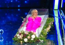 Maria De Filippi nella bara a Tu sì que vales, si finge morta: “Sputt… dell’anno” | Video WittyTV Maria de Filippi nella bara si finge morta