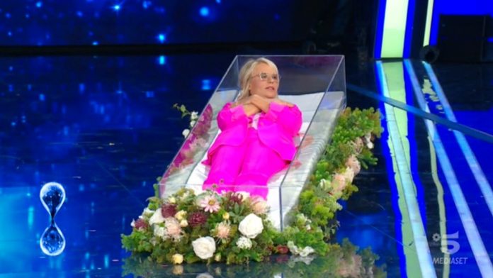 Maria De Filippi nella bara a Tu sì que vales, si finge morta: “Sputt… dell’anno” | Video WittyTV Maria de Filippi nella bara si finge morta