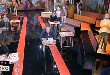 Fuori dal Coro, Mario Giordano “vola” sul banco con le rotelle e va a sbattere | Video Mediaset Mario Giordano "vola" sul banco con le rotelle a Fuori dal coro