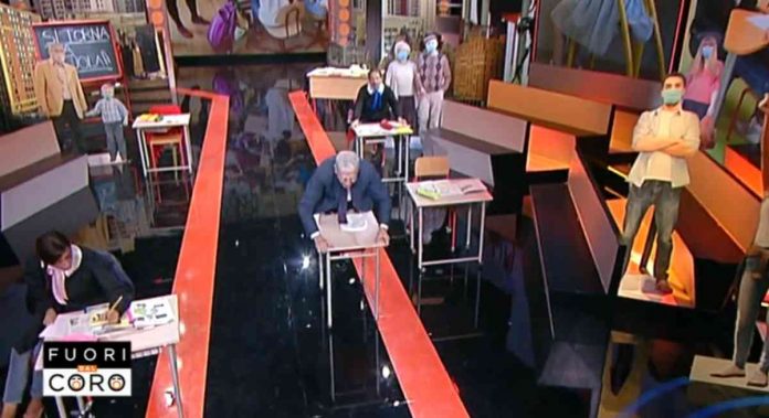 Fuori dal Coro, Mario Giordano “vola” sul banco con le rotelle e va a sbattere | Video Mediaset Mario Giordano "vola" sul banco con le rotelle a Fuori dal coro