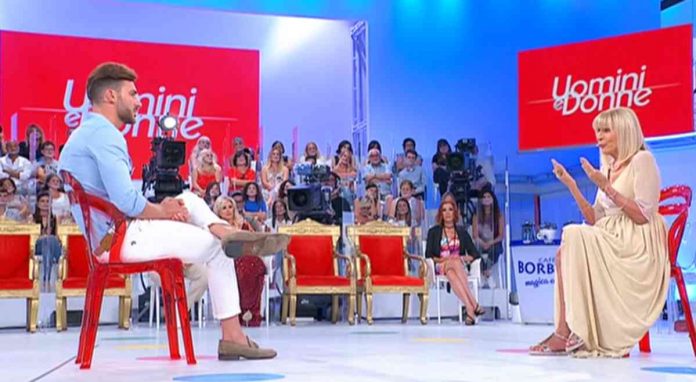 Nicola: “Non volevo salire in camera di Gemma”: è polemica a Uomini e Donne | Video Witty Tv Nicola e Gemma tornano a Uomini e donne e litigano nel nuovo studio