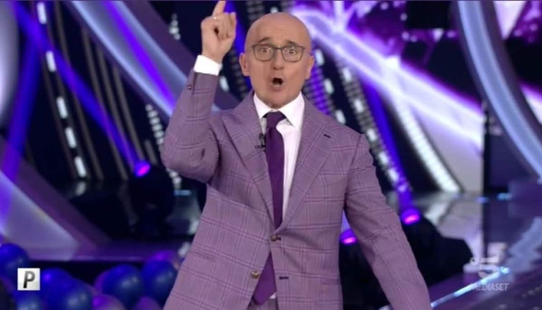 Cantante Mascherato Ieri Sera Chi E Uscito