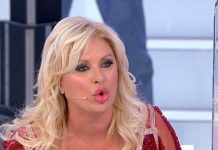 Uomini e Donne, il ritorno di Filiberto in studio: Tina “sei un cialtrone e cantastorie” | Video Witty Tv Uomini e Donne oggi