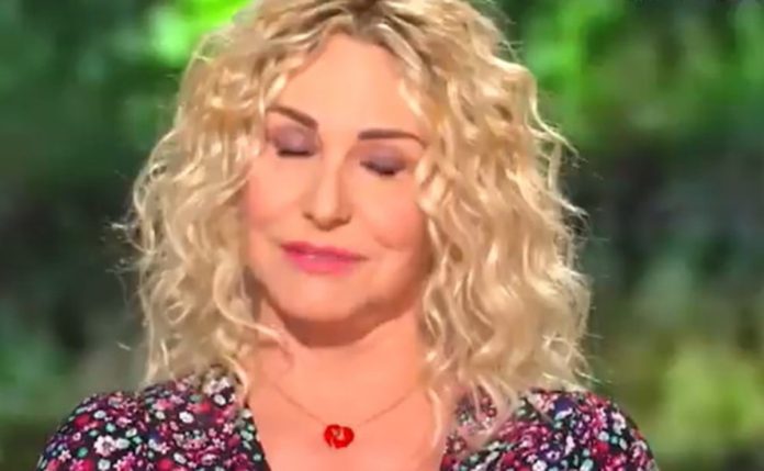 Antonella Clerici torna in tv con “È sempre mezzogiorno” e si commuove | Video Rai Antonella Clerici commossa alla prima di è sempre mezzogiorno
