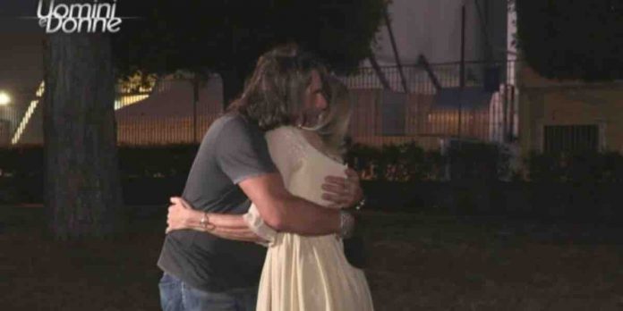 Gemma e Paolo, la prima esterna promette scintille, ma Tina… | Video Witty Tv Gemma e Paolo a Uomini e Donne