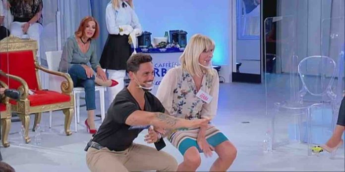 Uomini e Donne, Gemma Galgani fa gli squat, ma la gonna… | Video Witty Tv Gemma e gli squat a Uomini e Donne