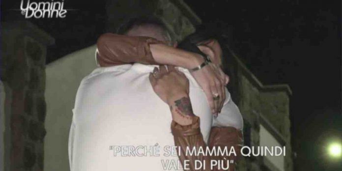 Uomini e Donne, l’esterna di Jessica e Simone: scoppia la gelosia per Davide | Video Witty Tv Jessica e Simone a Uomini e Donne