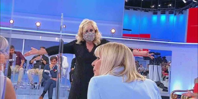 Uomini e Donne, Tina a Gemma: “Maurizio e gli altri uomini non ti vogliono” | Video Witty Tv Tina e Gemma sfida a Uomini e Donne