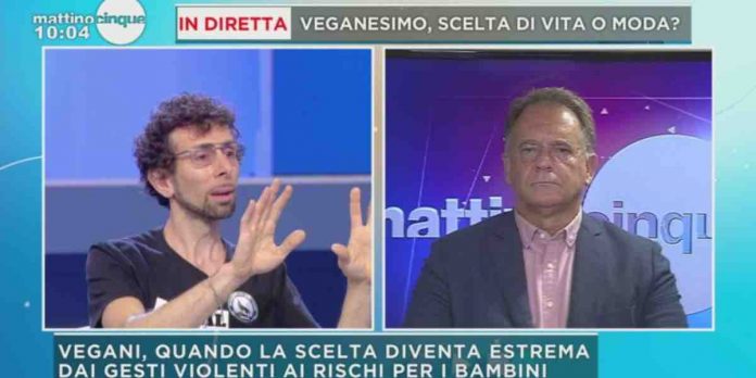 Mattino 5, Valerio Vassallo contro Alessandro Cecchi Paone: “tagliamogli le corde vocali” | Video Mediaset Valerio Vassallo contro Alessandro Cecchi Paone a Mattino Cinque