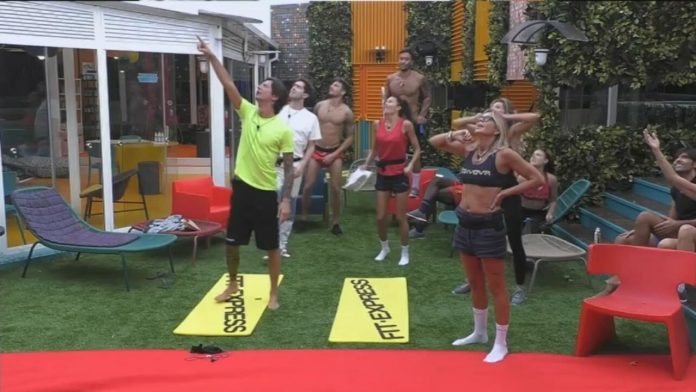 Un messaggio dal cielo per Elisabetta Gregoraci al Grande Fratello Vip 2020. Pretelli distrutto | Video Mediaset Aereo per Elisabetta Gregoraci