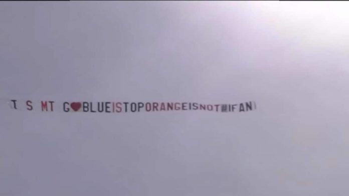 Aereo dei fans per la stanza blu al Grande Fratello Vip 2020: “Blue is top, Orange is Not” | Video Mediaset aereo stanza blu