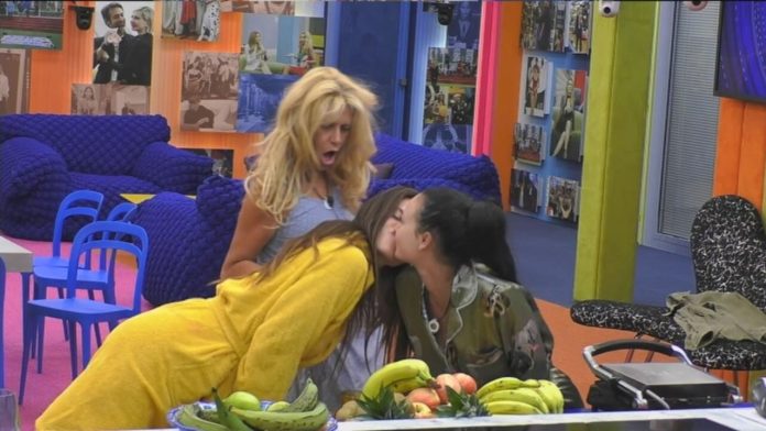 Adua Del Vesco e Dayane Mello si baciano al Grande Fratello Vip 2020 | Video Mediaset Bacio Dayane - Adua