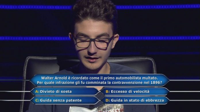 Chris Joseph Caraccioli a 18 anni vince 30 mila euro a Chi vuol essere milionario? | Video Mediaset Chris Joseph Caraccioli